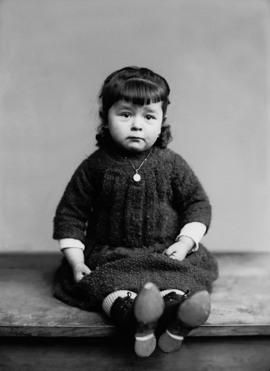 オートマルヌ地方ブルモン出身の少女の肖像、洗礼メダルを持って。19世紀後半の写真。デュコス・コレクション 作： フランスの写真家