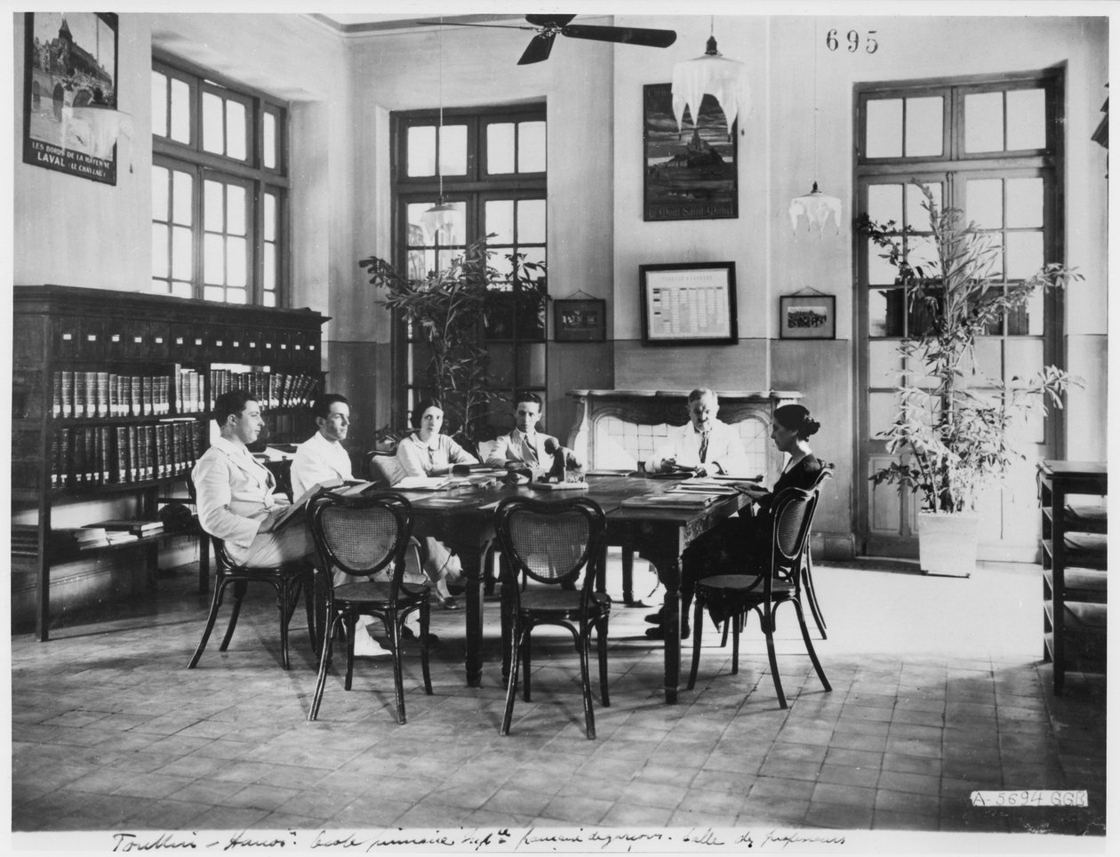 ハノイの男子小学校、1920年頃 作： フランスの写真家