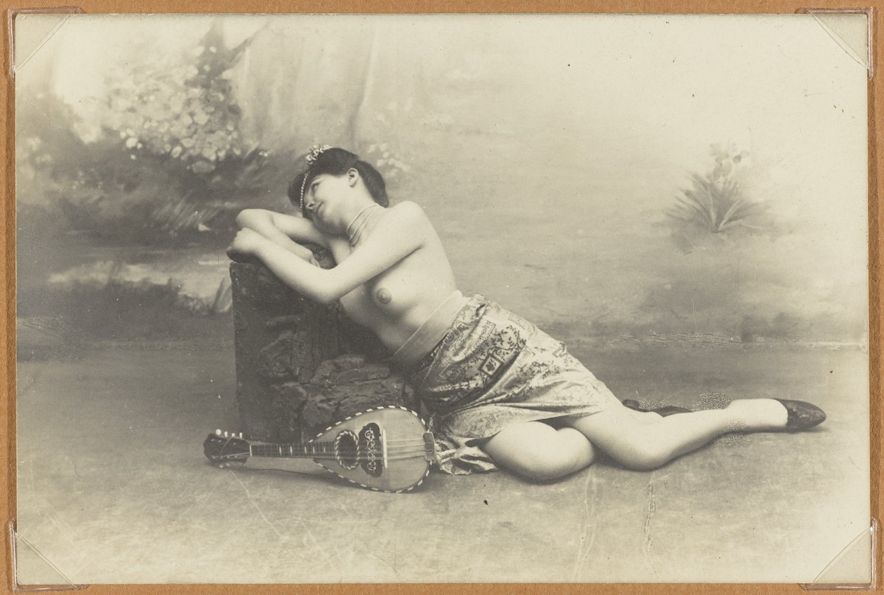 マンドリンを持つリクライニング女性、1895年頃（ゼラチンシルバープリント） 作： フランスの写真家