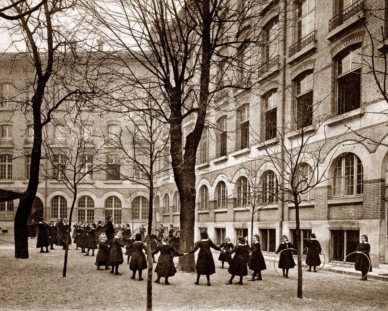 19世紀末、1900年以前のパリのサイスバル夫人の学校（Carcado - Saisseval）のレクリエーション・コート（モノクロ写真）。 作： フランスの写真家