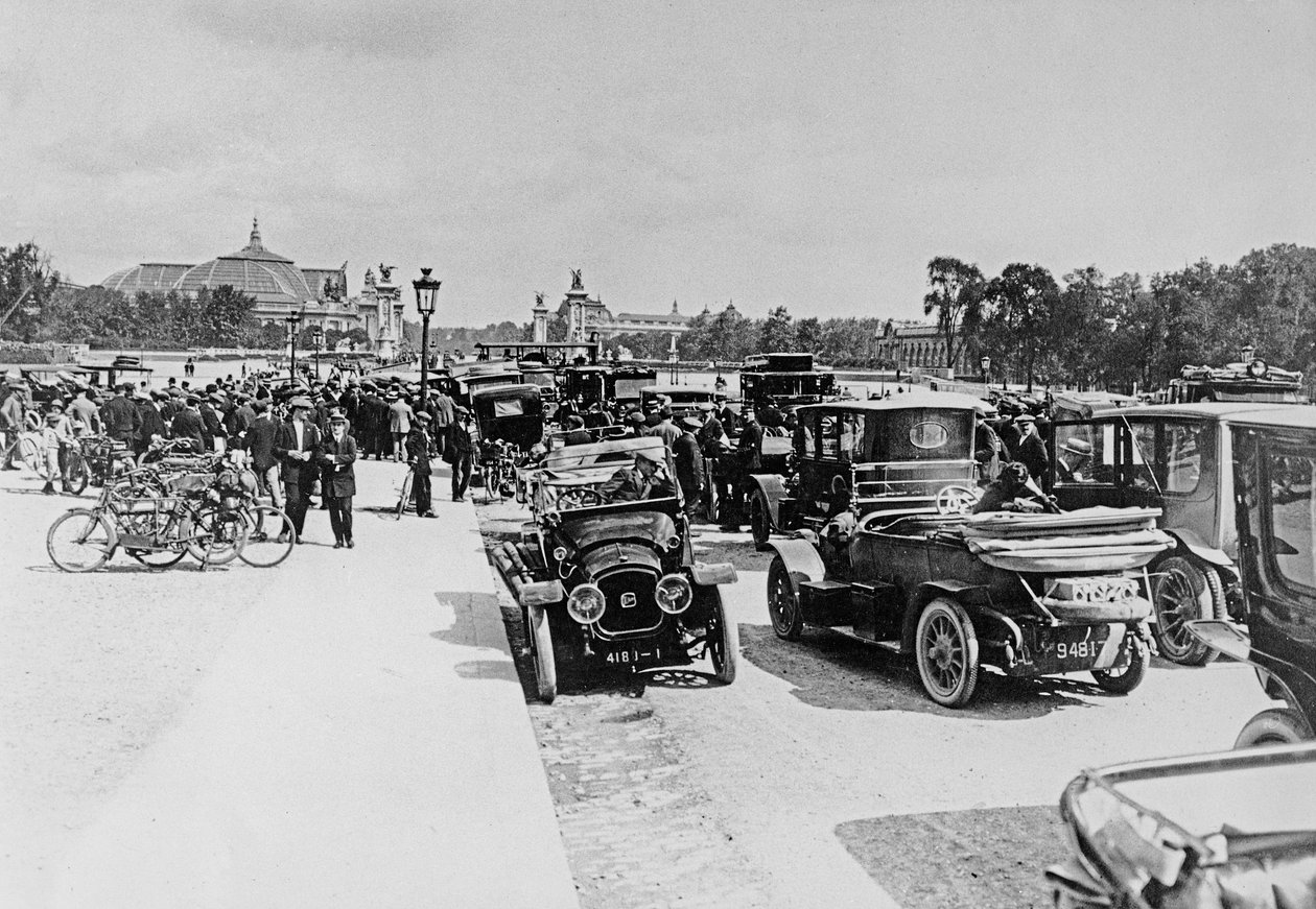 1914年8月16日、パリのエスプラナードデアンヴァリッドでの自動車の要求 作： フランスの写真家