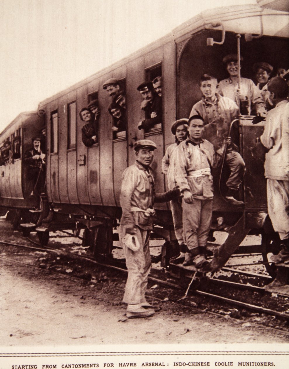ハヴァーアーセナルのカントンメントから：インド中国のクーリー弾薬、イラストレイテッドウォーニュースのイラスト、1916年9月（セピア写真） 作： フランスの写真家