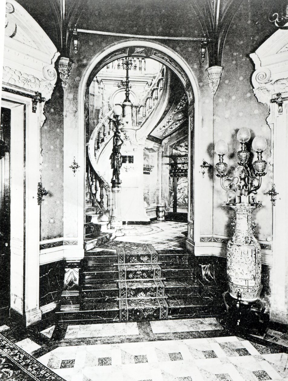 Hotel de Paivaの前庭とオニキスの階段 作： フランスの写真家