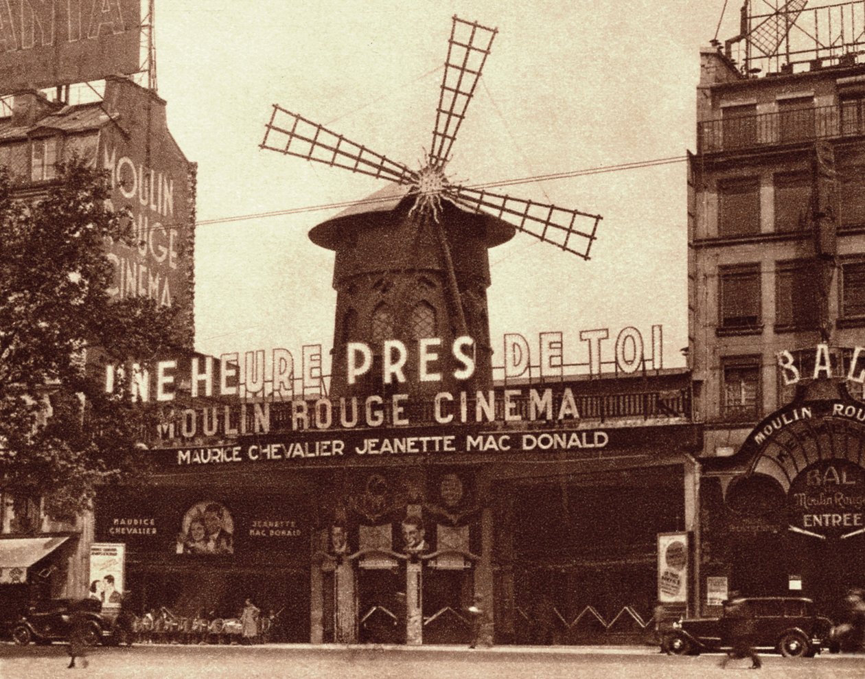 パリのキャバレーと映画「ルムーランルージュ」 作： フランスの写真家