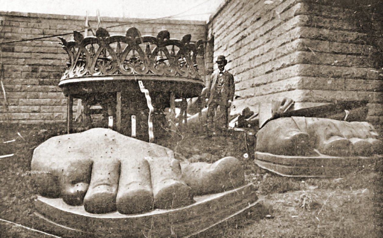 自由の女神の建設、足の詳細、1876年 作： フランスの写真家