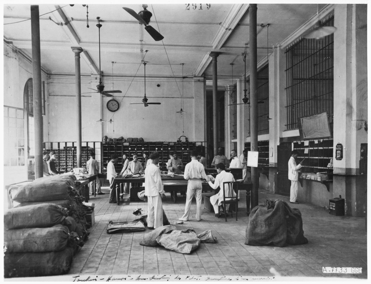 ハノイの郵便局、1920年頃 作： フランスの写真家