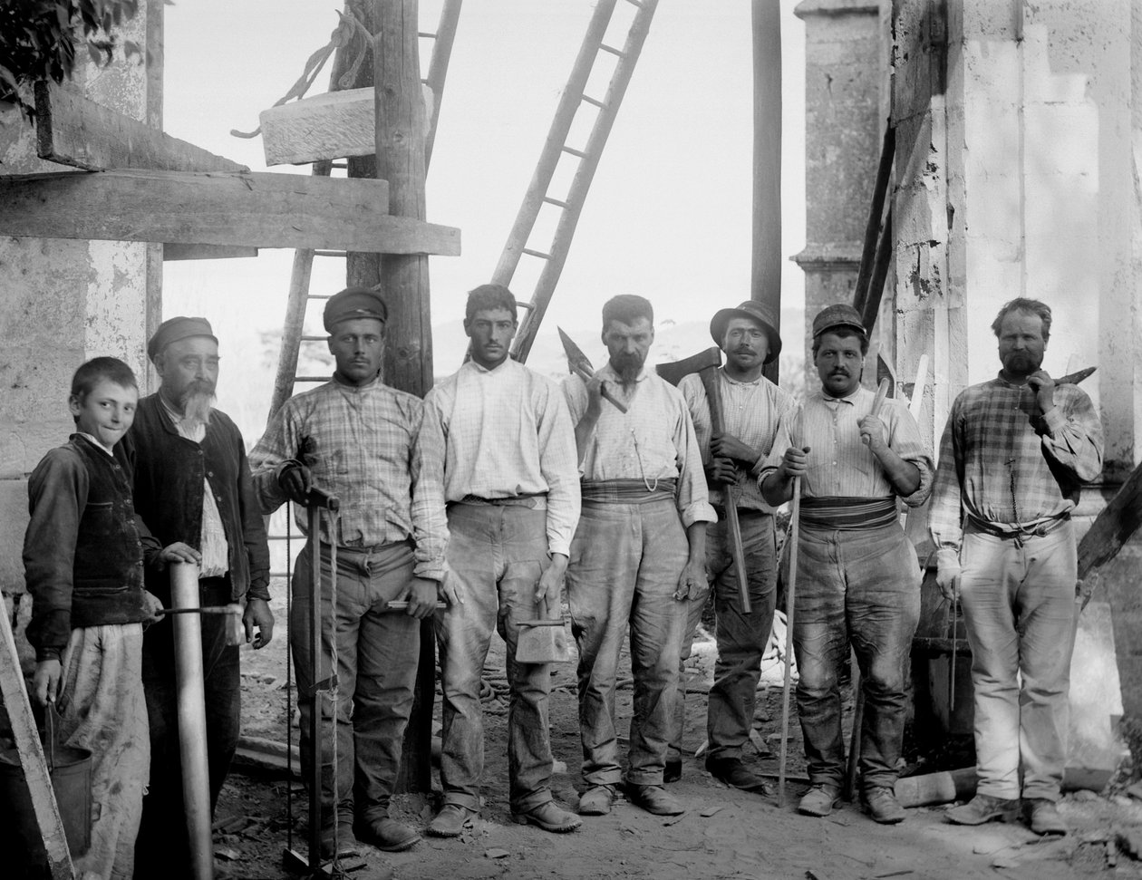 Das Team der Zimmerleute, die an der Restaurierung der Abtei von Septfontaines, Bourmont in Haute-Marne, arbeiten, posieren mit ihren Werkzeugen, Axt, Säge, Bleidraht, Regeln und Masse, um 1890. Fotografie. Ducos Sammlung von French Photographer