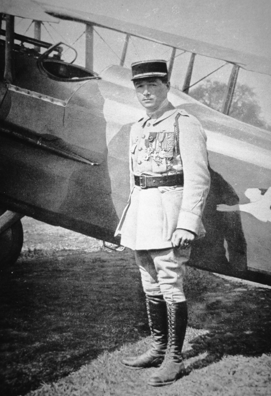 1918年5月8日、6回の勝利でレジオンドヌール勲章を授与された第一次世界大戦中のフランスの航空エース、ルネ・フォンク中尉（モノクロ写真）。 作： フランスの写真家