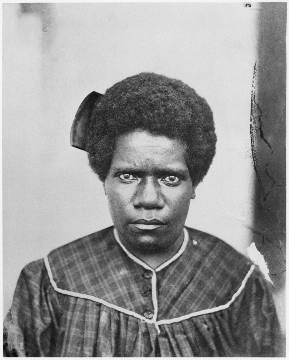 1870年、ニューカレドニア、ウアイロウ族の女性 作： フランスの写真家