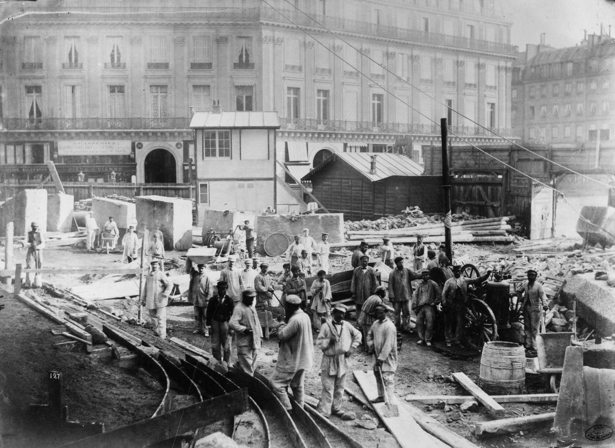 パリのオペラ地区での仕事。19世紀の終わり。 作： フランスの写真家