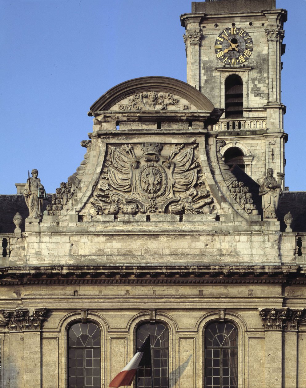 Barockarchitektur: Fassade des Rathauses (1717 - 1721) von Heroguelle. Giebel, der die Waffen der Stadt darstellt „Adlerschnabel und Nagel“ umgeben von zwei Statuen, die Gerechtigkeit und Stärke symbolisieren. Aire-sur-la-Lys, Pas-de-Calais (62) von French School