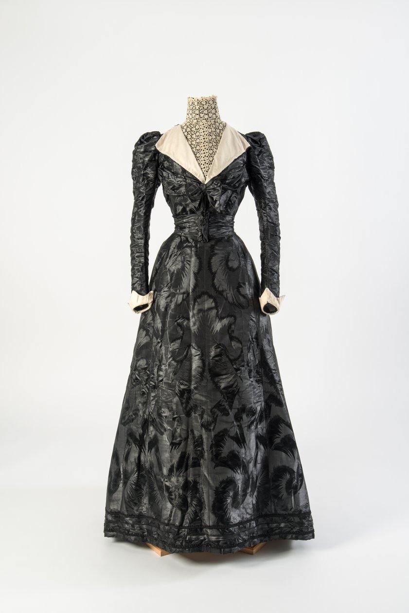 黒のフィギュアド・シルクのドレスとクリーム・レースのハイネック・ケミゼット 1890年代前半（シルク＆レース 作： フランス語学校