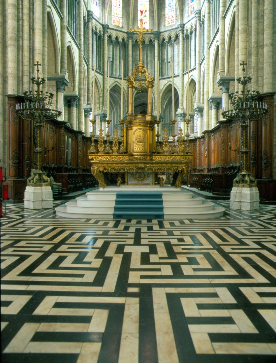Cathedrale de Saint Omer（北59番）。祭壇と迷路。 作： フランス語学校