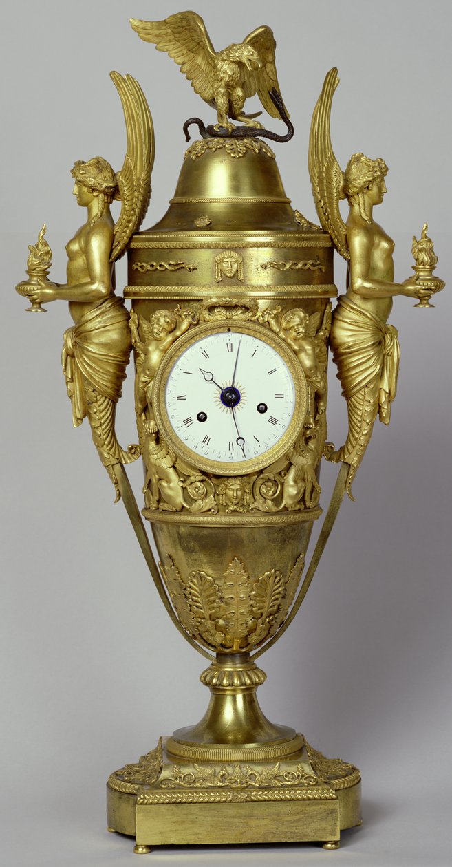 鷲が付いた時計の花瓶、c.1800（金色の青銅） 作： フランス語学校