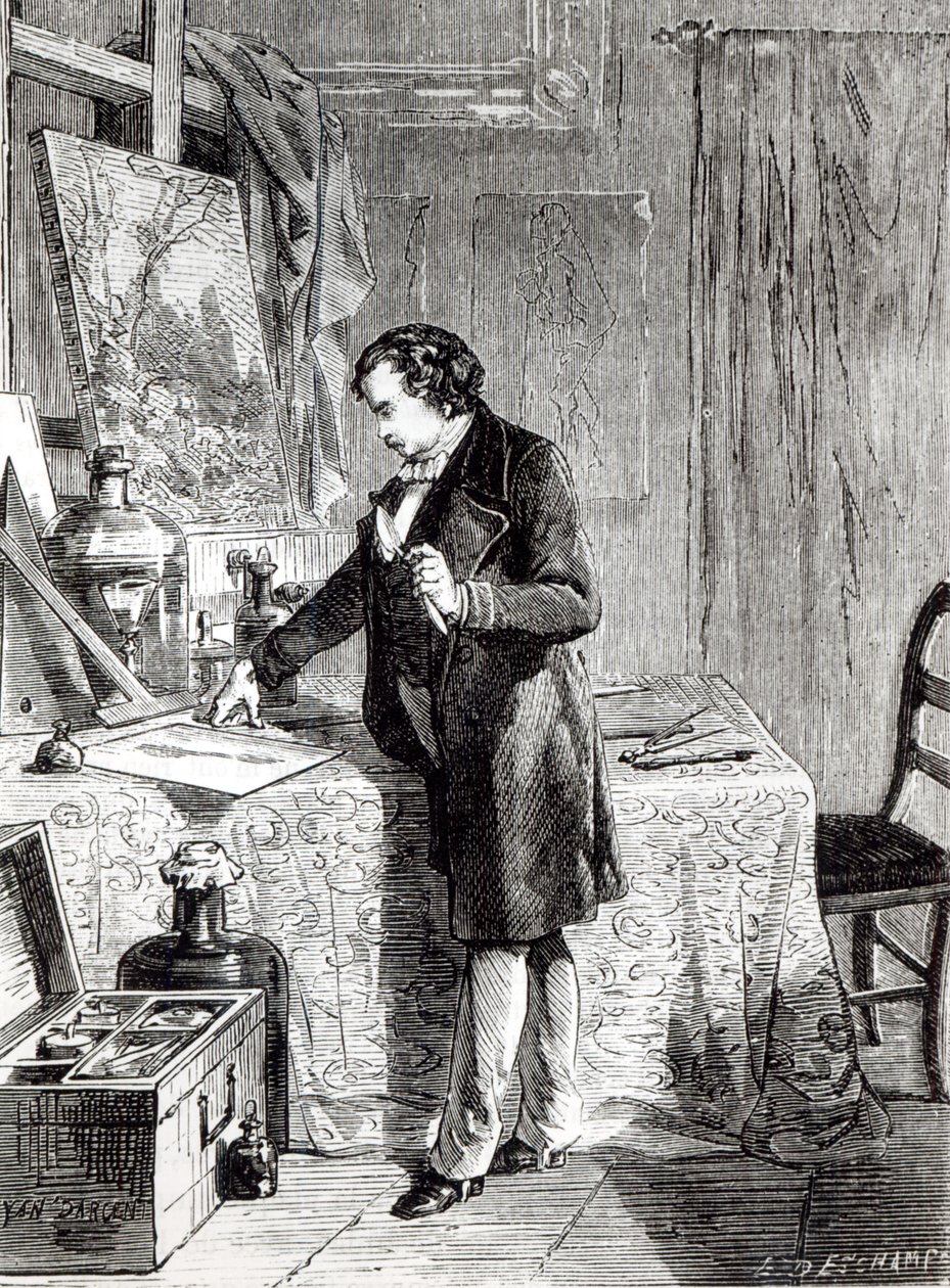 ダゲールは1831年にヨウ化銀の感光性を発見 作： フランス語学校