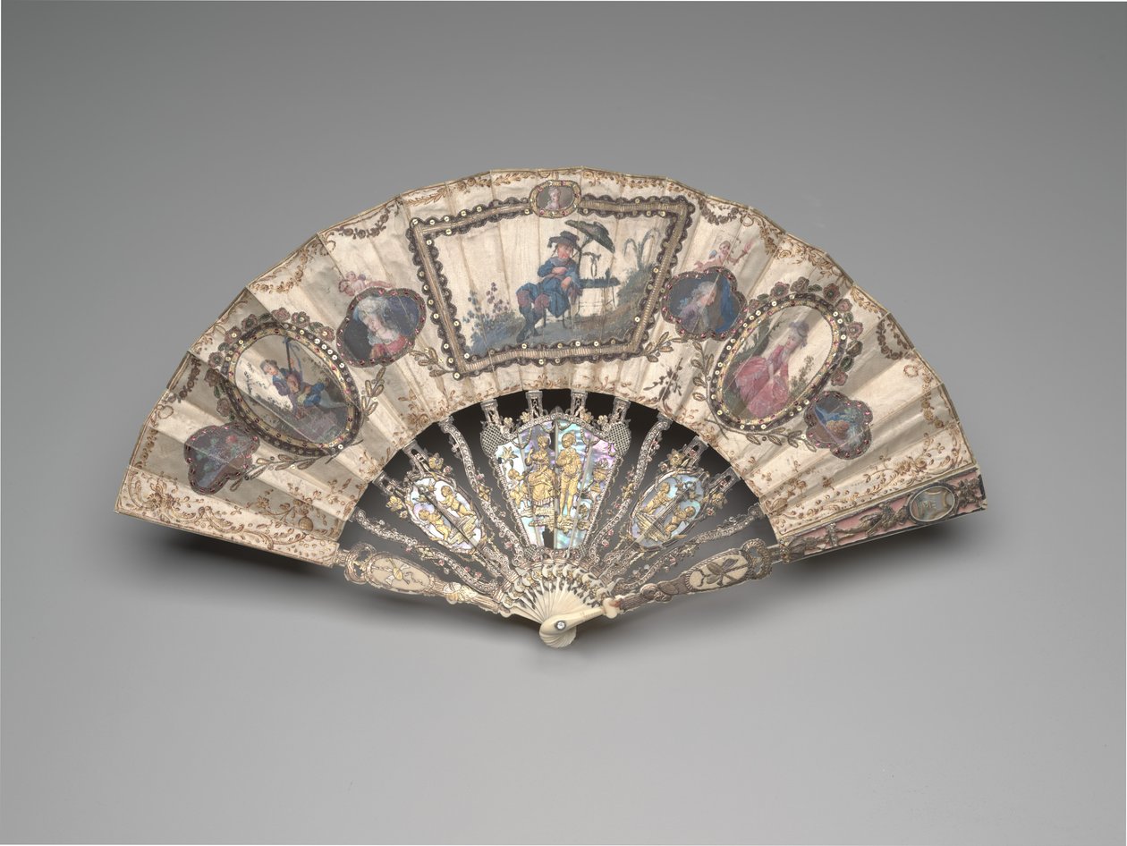 シノワズリーのシーン、肖像画、牧歌的な人物、静物画を備えた扇子、1780年代頃（アイボリー、ギルディング、マザーオブパール、ガラスまたはロッククリスタル、ペーストジェム（後）） 作： フランス語学校