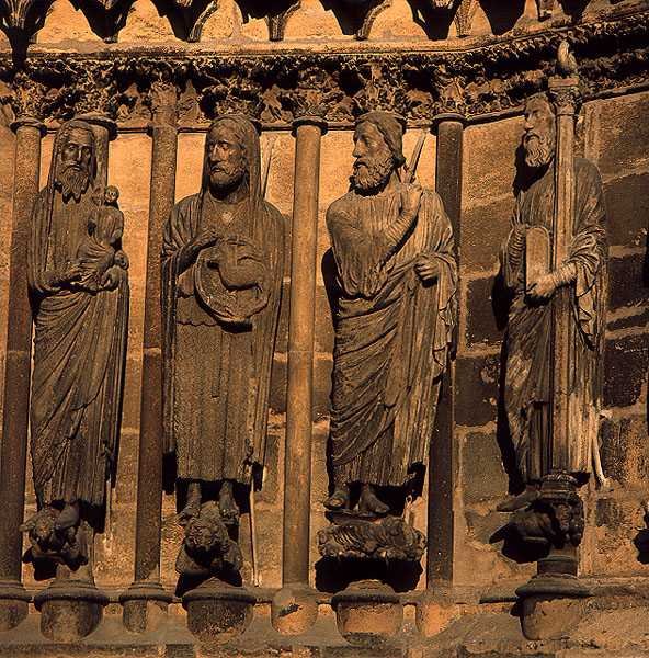 大聖堂の正面からの4人の人物、1230〜40年頃（石灰岩） 作： フランス語学校