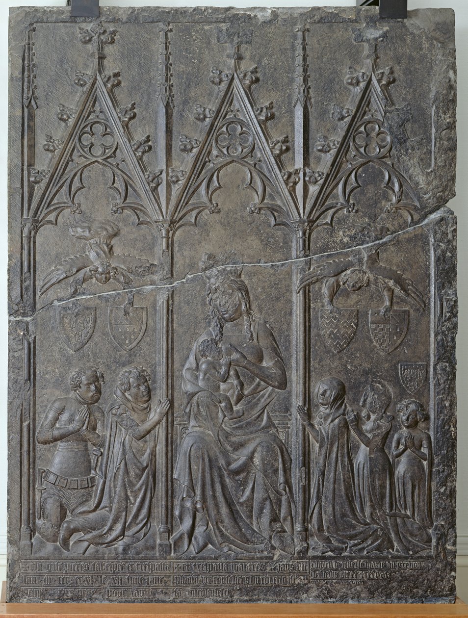 1376年、アラスの聖ニカイゼ墓地にあるサッケスピー家の葬儀碑（トゥルネー石） 作： フランス語学校