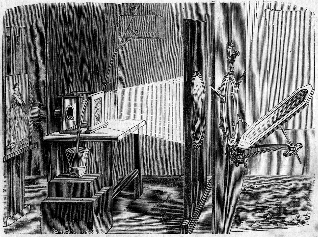 光の扉は、エドゥアール・デリエール（1828-1898）が発明した写真に適用される。鏡は太陽の光を反射してレンズに戻し、ビーム状に再結合させてクリシェに収束させ、そのイメージをダゲールカメラで再現して固定します。 作： フランス語学校