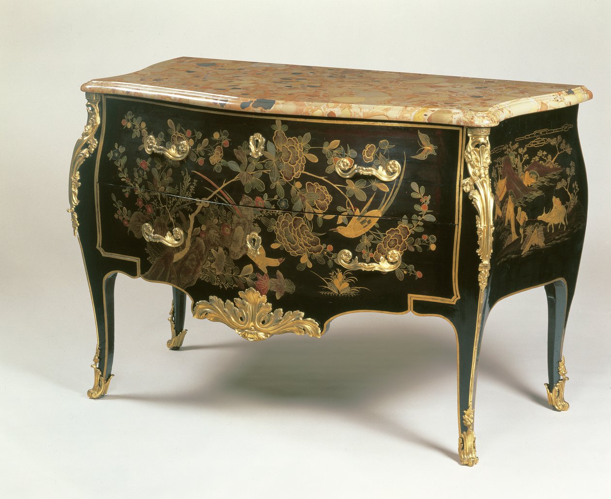 Macretの方法でのLouis XV便器、c.1765（ormoluを取り付けた木、黒、金、多色漆） 作： フランス語学校