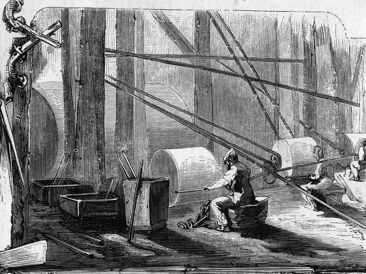 ライフル銃の製造：石のホイールで鉄のシリンダーを磨く。1857年12月12日付の "Le Monde Illustré "35号に掲載された図版。 作： フランス語学校