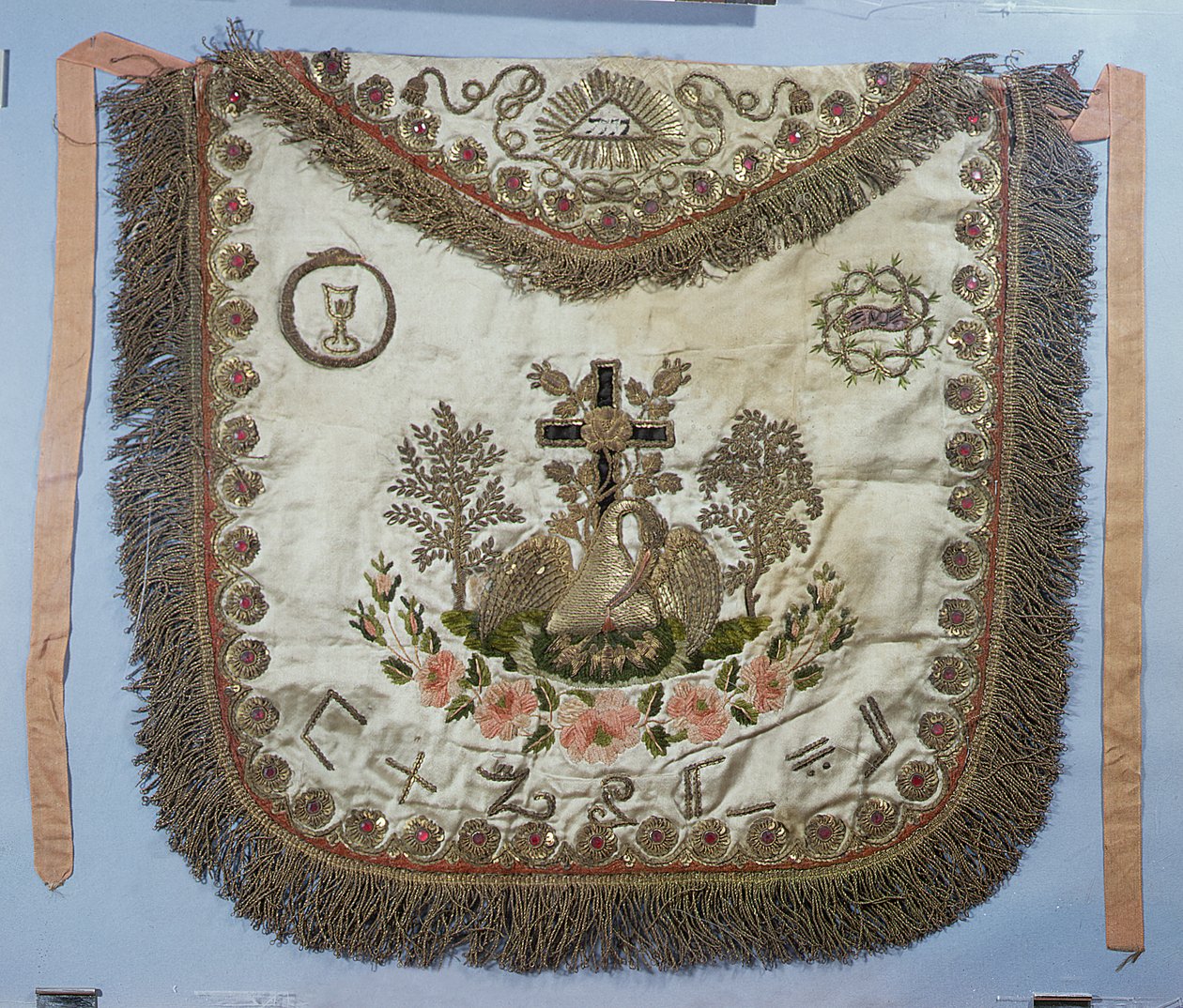 様々なシンボルが入ったフリーメーソンのエプロン（刺繍シルク） 作： フランス語学校