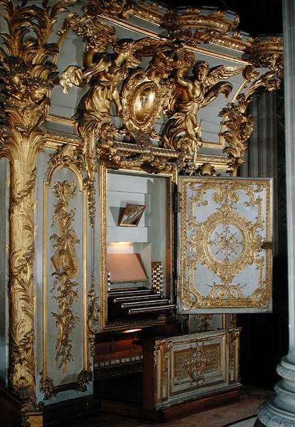 扉が開いたオルガン、チャペル内（金色の金属と漆喰） 作： フランス語学校
