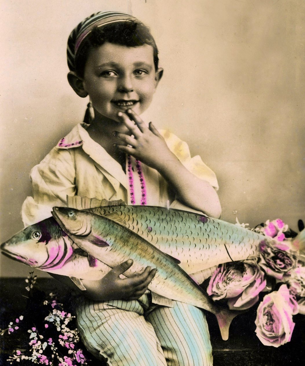 魚c.1898を持つ男の子の肖像 作： フランス語学校