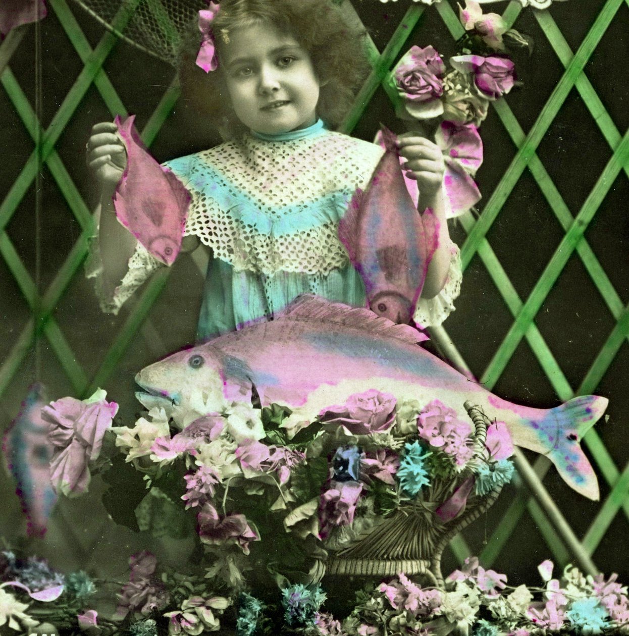 魚を抱えた少女の肖像1898年頃（手彩色写真） 作： フランス語学校
