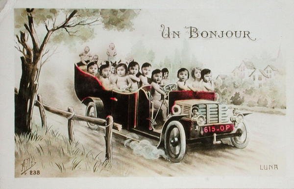1914年以前の「Un Bonjour」と赤ちゃんを満載したモーターカーを描いたポストカード（カラーリトグラフ） 作： フランス語学校