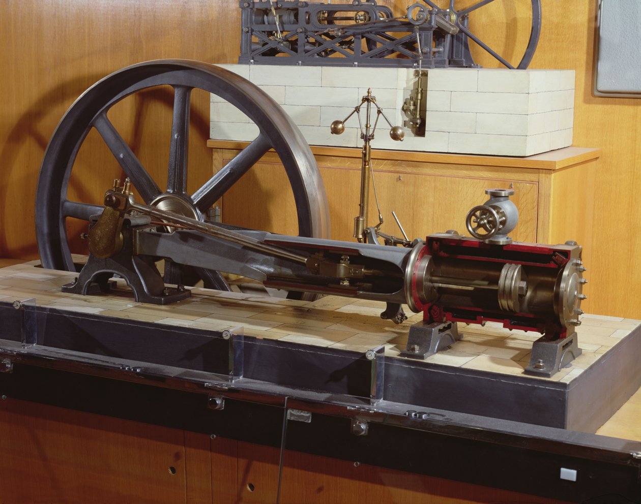 ジョージヘンリーコーリス（1817-88）によって発明された蒸気機関の再建（金属） 作： フランス語学校