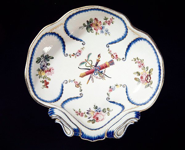 弓と矢で飾られたセーヴルプレート、1762年（ファイアンス） 作： フランス語学校