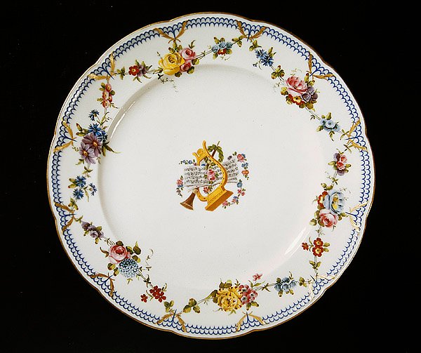 楽譜で飾られたセーヴルプレート、1764年（ファイアンス） 作： フランス語学校