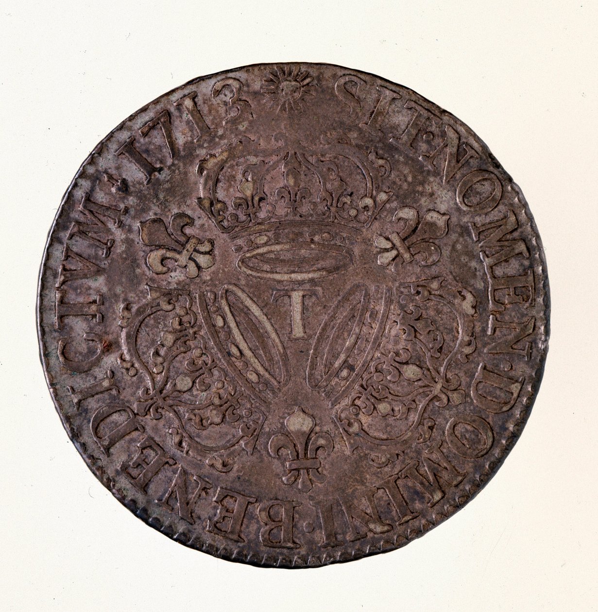 フランス製銀製エキュ（スクード）、ルイ14世（1643-1715）の時代 1713年 直径4cm ナポリ、考古学博物館蔵 作： フランス語学校