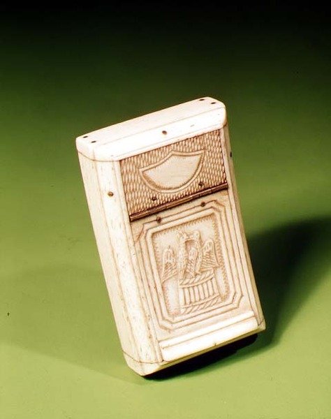 捕虜が作った嗅ぎタバコ箱、1790年頃（骨） 作： フランス語学校