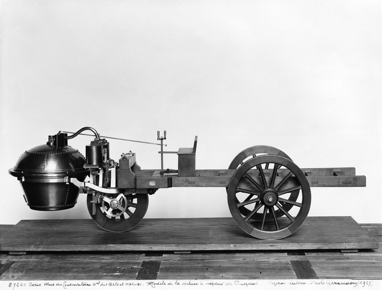 ニコラス・ジョセフ・クグノット（1725-1804）によって発明された蒸気駆動車 作： フランス語学校