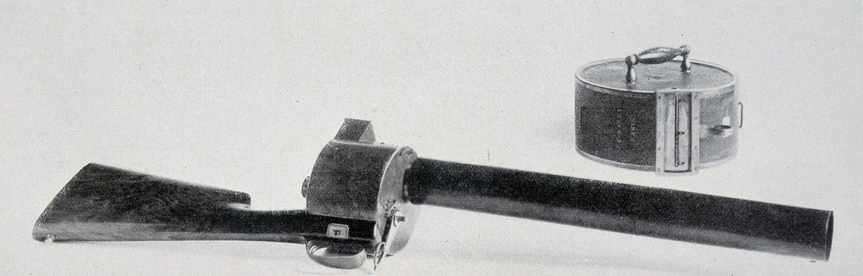 エティエンヌ・ジュール（Etienne-Jules）マレーの写真用ライフル（1890年 作： フランス語学校