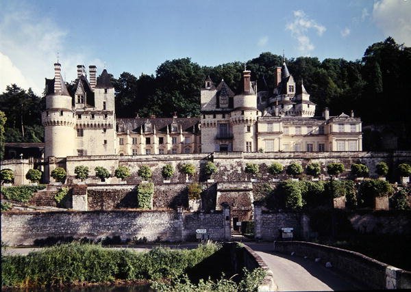 1480年以前にアントワーヌドブイユのために建てられたシャトーデュッセの眺め 作： フランス語学校
