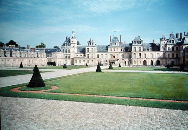 馬蹄形の階段があるクールデュシュヴァルブランの眺め 作： フランス語学校