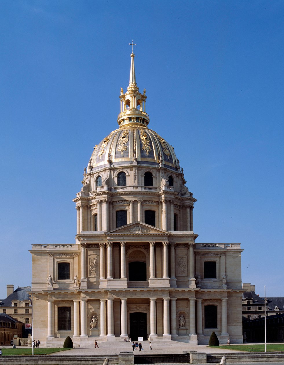 1670年にルイ14世が建設を命じたパリのモニュメント、ホテル・デ・アンヴァリッドの眺め。パリ 作： フランス語学校