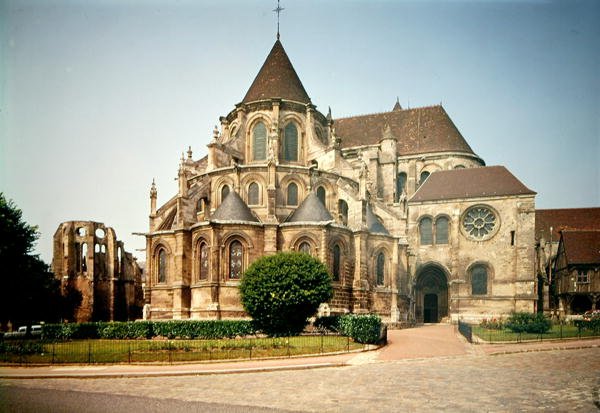 ノートルダム大聖堂の後陣の眺め、1150〜1220年に建造 作： フランス語学校