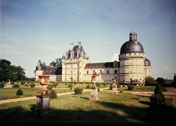 1540年に建てられた東側ファサードの建物 作： フランス語学校