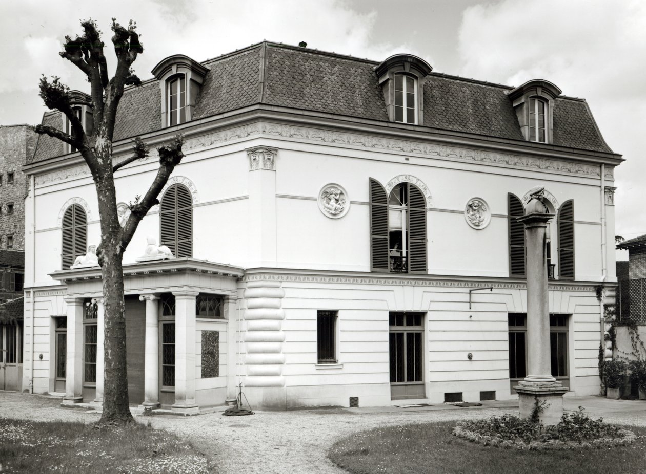 1880〜1921年に建てられた庭園からのビブリオテークマルモッタンのファサードの眺め 作： フランス語学校