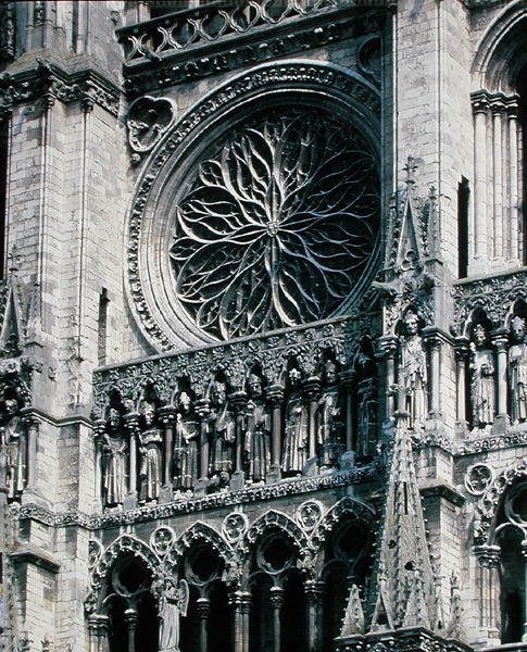 1225-30年の西側正面のバラ窓の眺め 作： フランス語学校