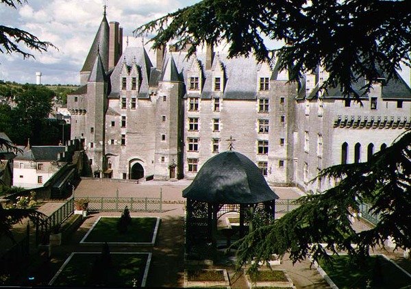 復元されたシャトーの西側の正面の眺めは、フランスのルイ11世の大臣、ジャンブルに1465年頃に建てられました（8876886も参照） 作： フランス語学校