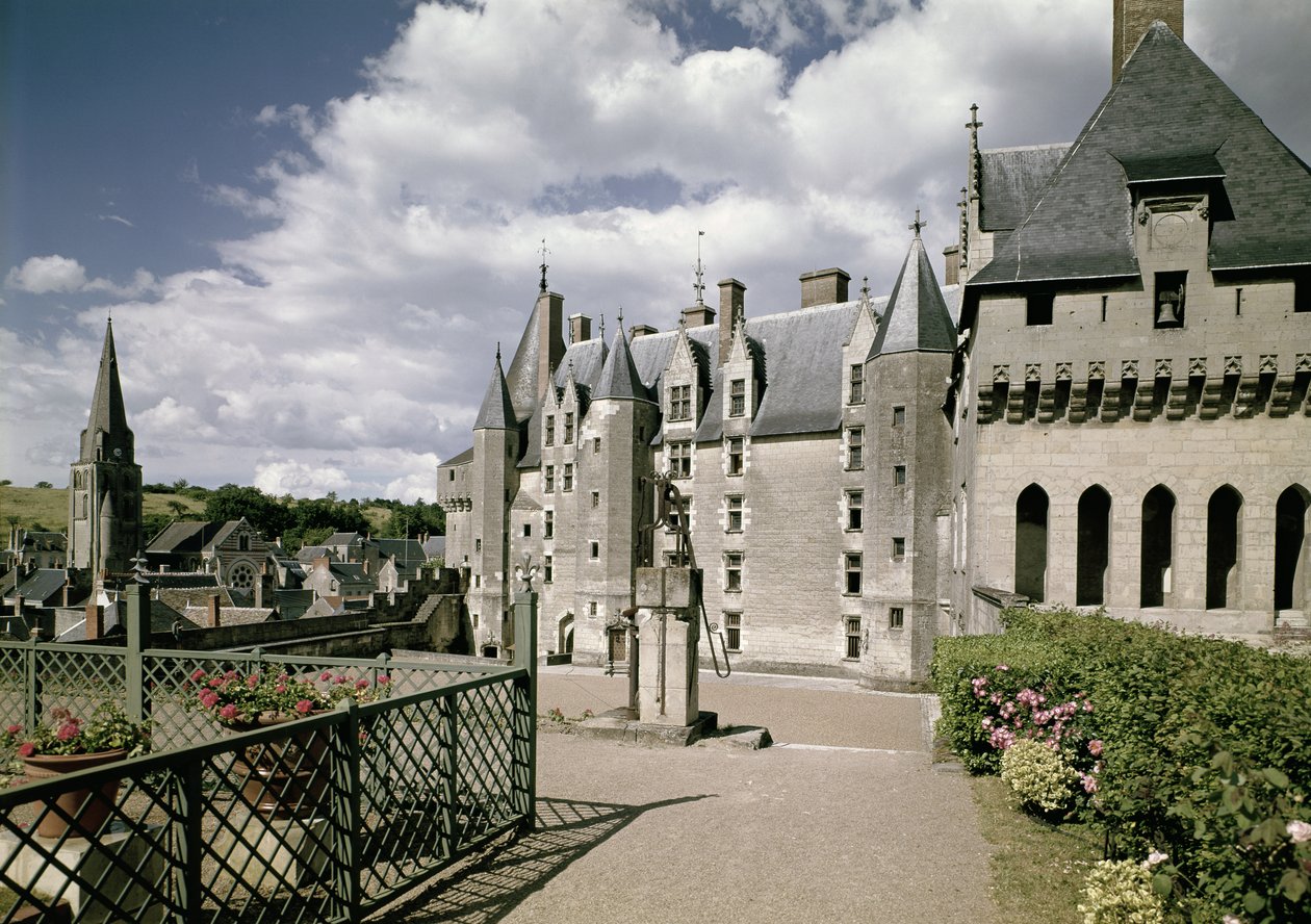 1465年頃、フランスのルイ11世の大臣ジャンブルのために建てられた、復元された城の西側のファサードの眺め（877684-85も参照） 作： フランス語学校