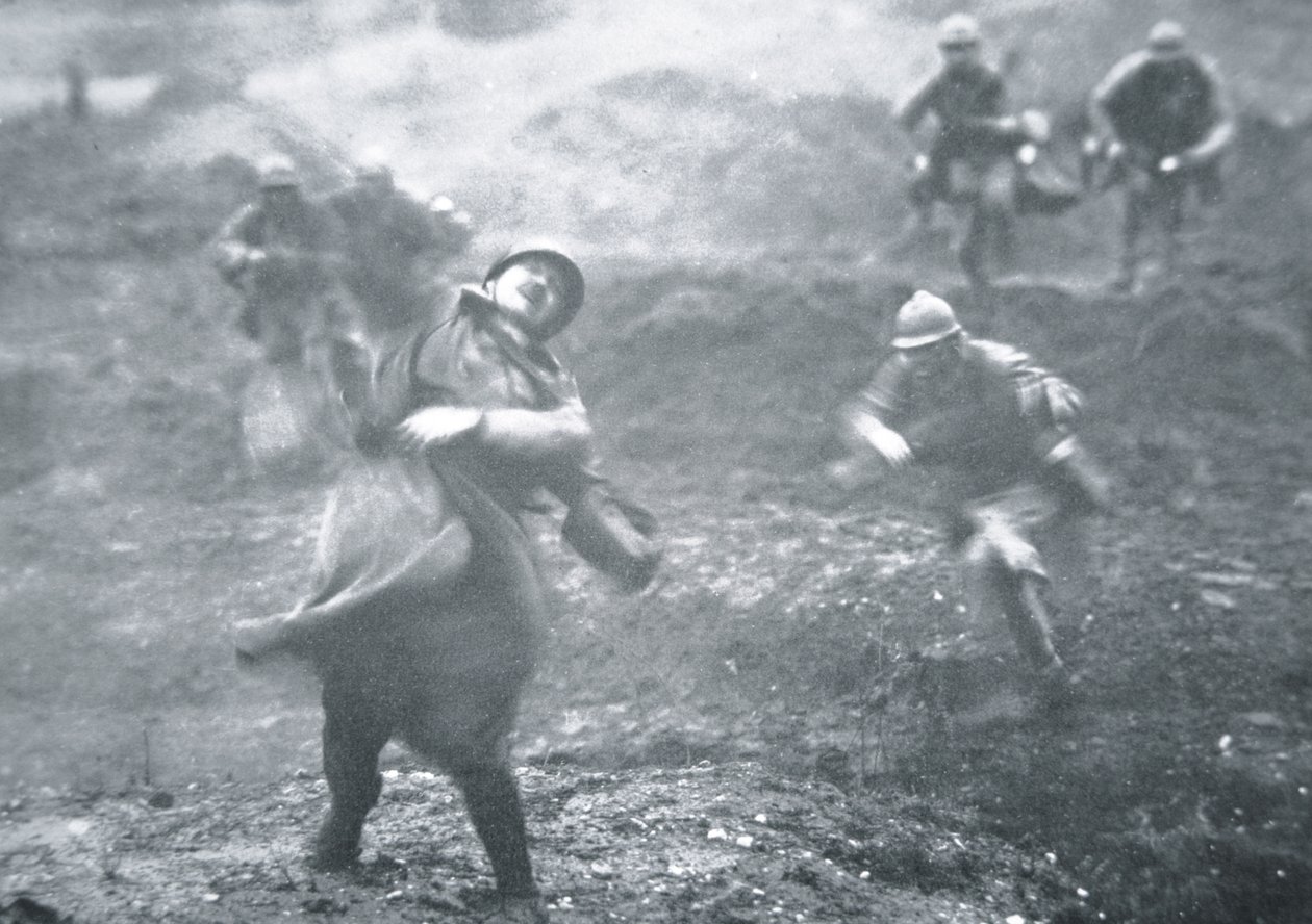 WWI 西部戦線で前進中に銃撃を受けたフランス人兵士 作： フランス語学校