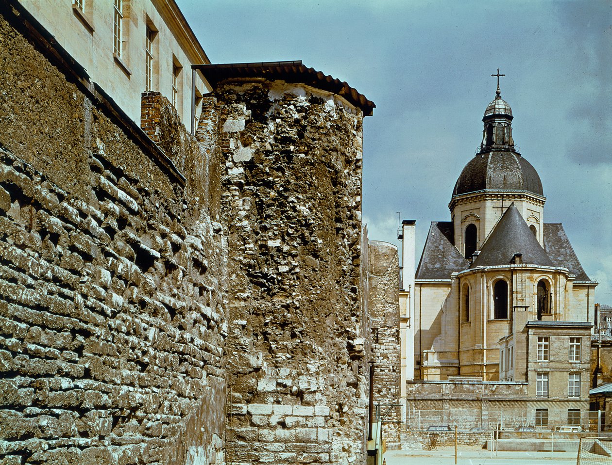 フィリップオーギュストの壁（1165-1223）rue des Jardins Saint-Paul 作： フランス語学校