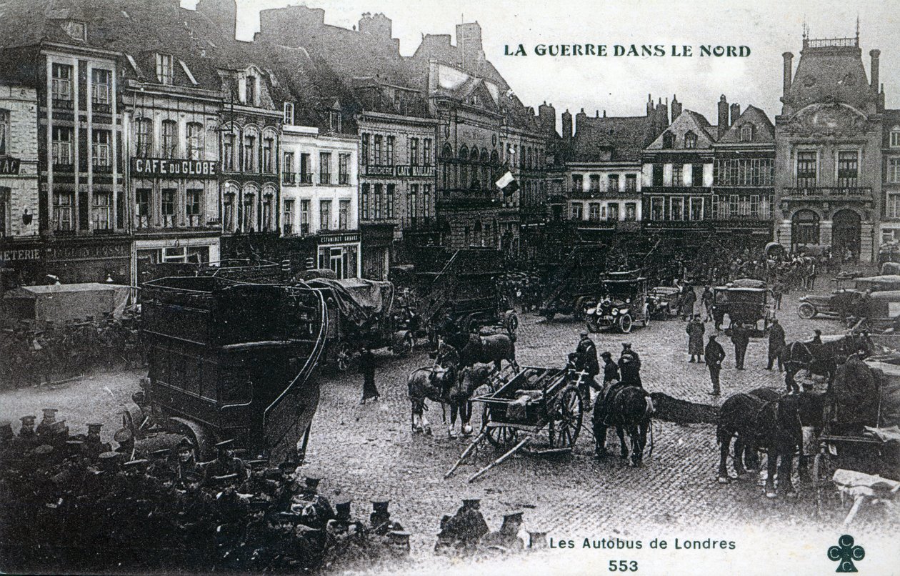 北の戦争：1915年のベスーンのメイン広場にあるイギリス遠征軍のロンドンバス（フォトリソ） 作： フランス語学校