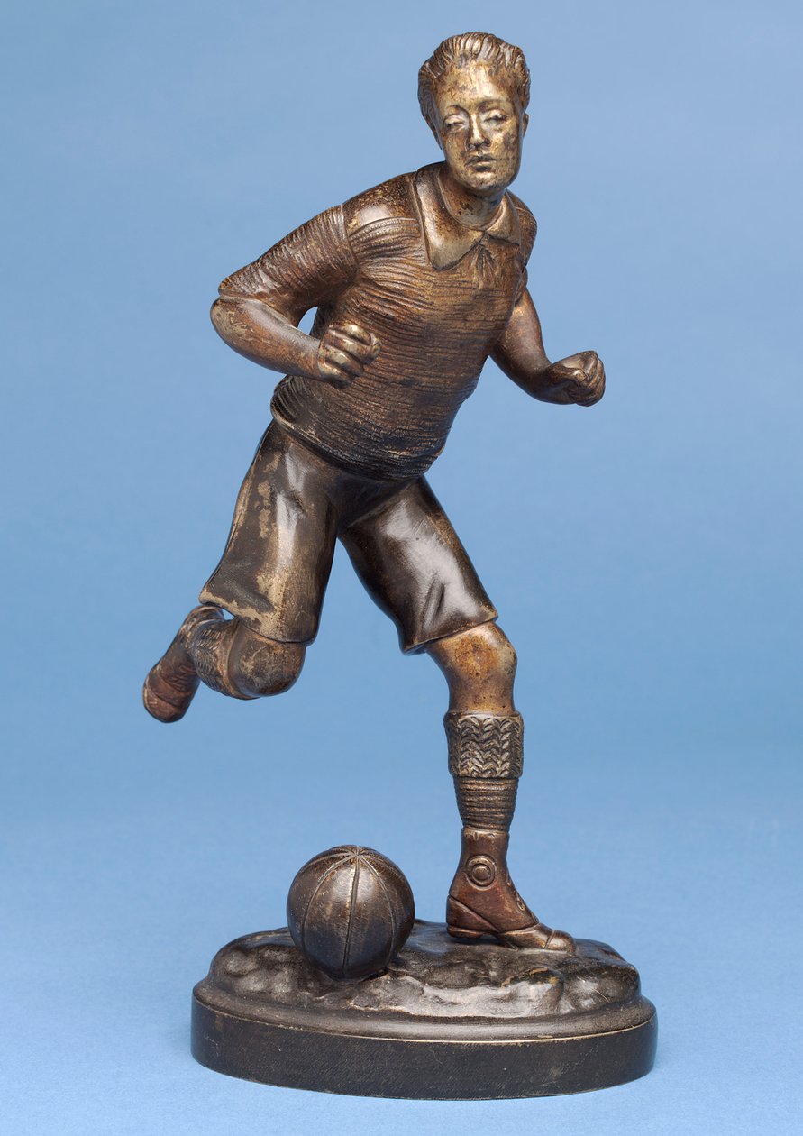 ボールを持って走るサッカー選手、1900年頃（ブロンズ） 作： G.オマース